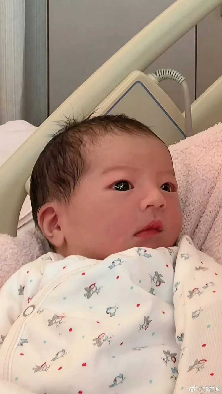 香港天王郭富城在微博曬寶寶照。（圖／翻攝自郭富城微博）