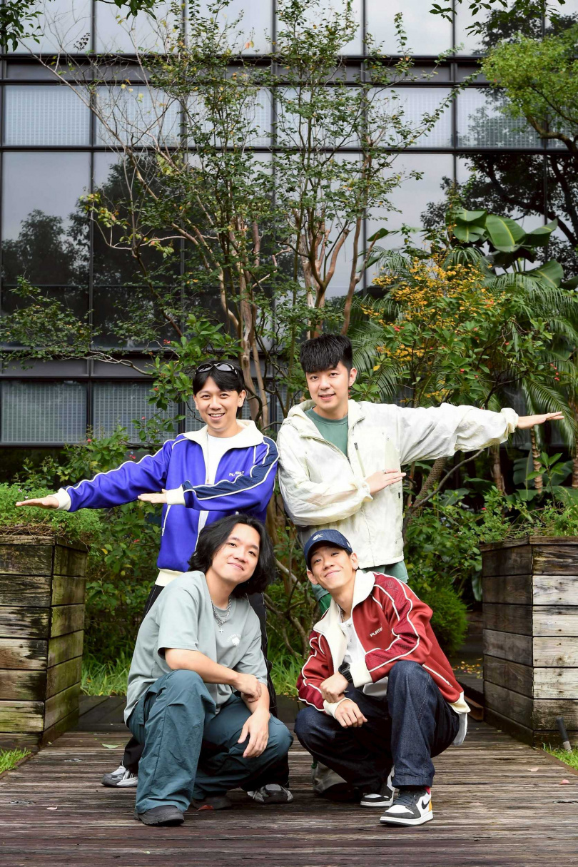 「浪漫里」吉他手阿舍是音樂人、現任北流董事長黃韻玲的兒子。(圖/三立提供)