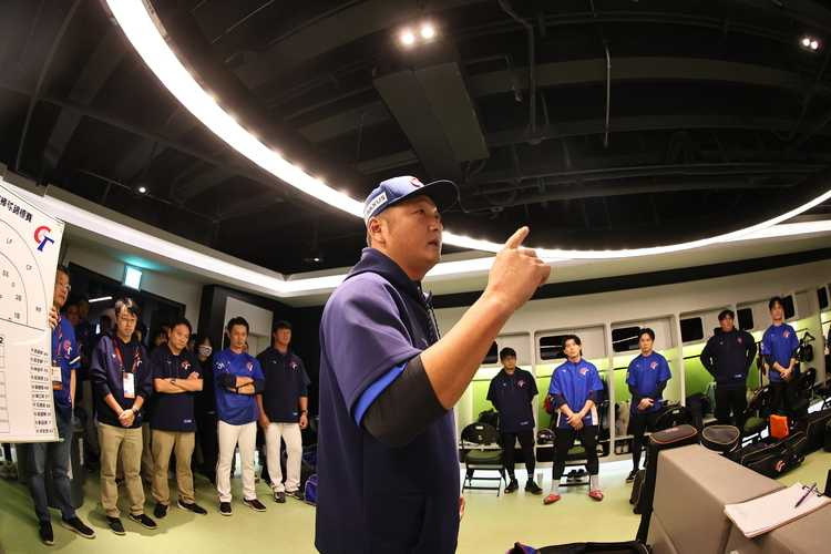 教練曾豪駒和球員在上場前的喊話。(圖/牽猴子提供)