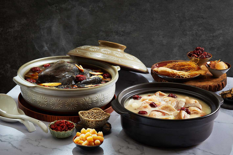 福容大飯店年菜外帶開賣 10人桌菜 6,888元起，攜手正官庄推出「福容御品蔘雞湯」伴手禮。（圖片提供／福容飯店）