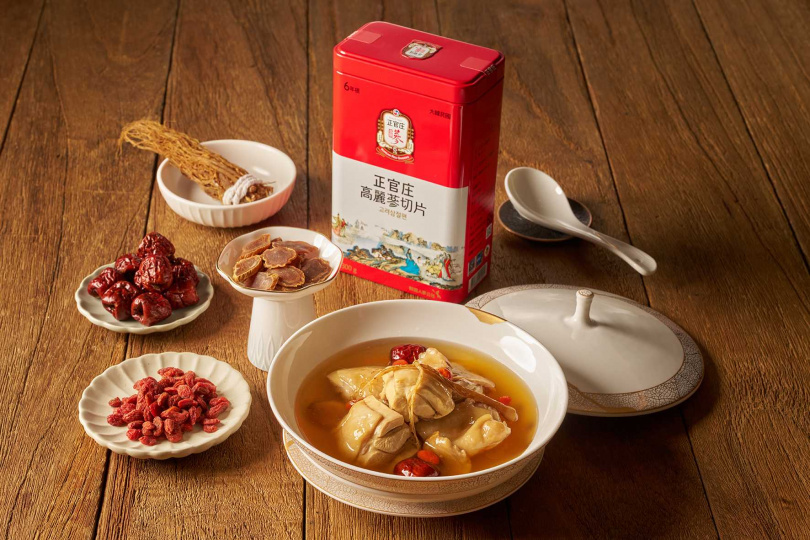 福容大飯店年菜外帶開賣 10人桌菜 6,888元起，攜手正官庄推出「福容御品蔘雞湯」伴手禮。（圖片提供／福容飯店）