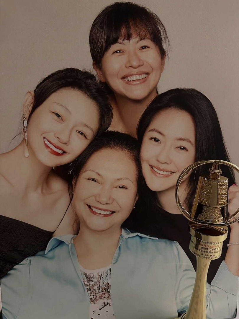 小S將金鐘獎座獻給媽媽。(圖/翻攝IG/小S)