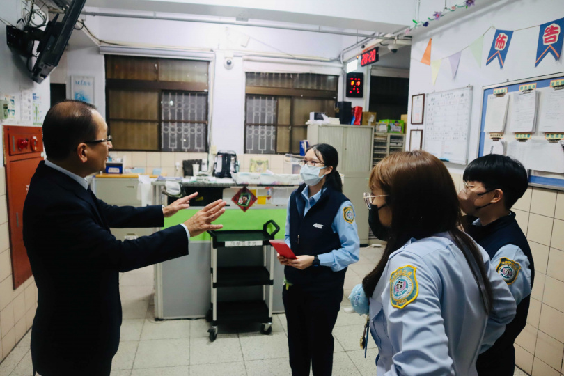 臺北看守所及臺北女子看守所戒護超過4,000名收容人，矯正署長林憲銘平安夜關懷寒冬中堅守崗位的矯正人員。（圖／矯正署提供）