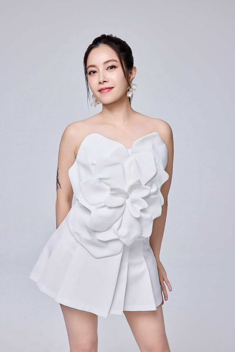 首次登上《WE ARE》舞台的徐懷鈺，攜手日本神祕嘉賓，帶來跨世代、跨樂種，最驚喜華麗的盛大演出。（圖／文總提供）