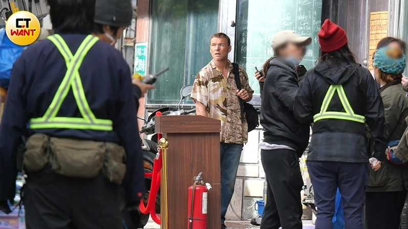 山姆.沃辛頓與電影《美夢》劇組在台北市大安區某音樂酒吧包場拍攝,寒流來襲但山姆.沃辛頓穿著短袖服裝十分顯眼。(圖/本刊攝影組)