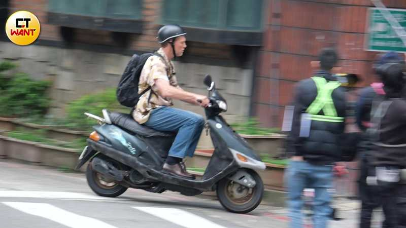 戴著西瓜皮安全帽的山姆.沃辛頓騎著機車,畫面頗接地氣。(圖/本刊攝影組)