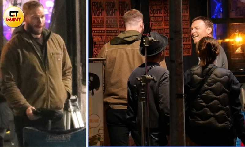 山姆.沃辛頓(右圖)拍片空檔與美籍在台藝人柯龍(左圖)相談甚歡。(圖/本刊攝影組)