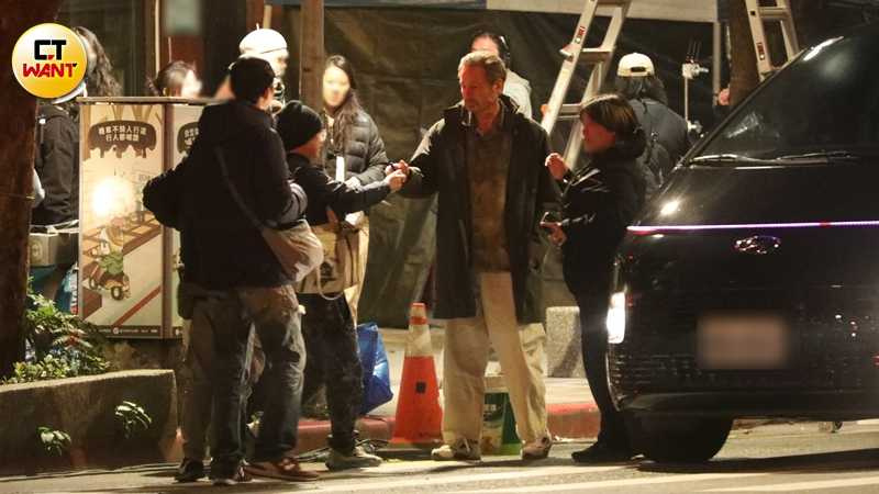 大衛·威廉·杜考夫尼拍攝完畢後，親切地幫等候在外的粉絲簽名。（圖／本刊攝影組）