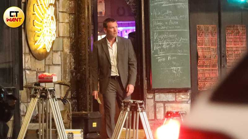 山姆．沃辛頓換成西裝造型繼續進行拍攝工作。（圖／本刊攝影組）