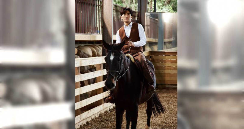 鍾政均受過馬術訓練，也成為拍攝當天唯一上馬真正騎到馬的人。（圖／幸星娛樂）