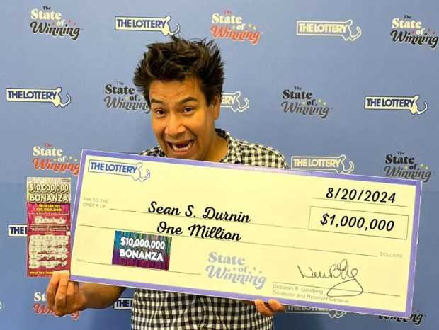 肖恩（Sean Durnin）送餐途中順便在店內買彩券，也中了100萬美元。（圖／翻攝自Massachusettes Lottery）