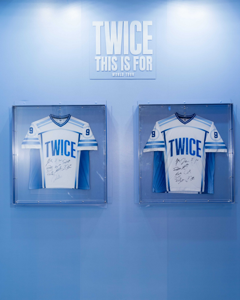 快閃現場展示成員簽名球衣。（圖／Live Nation Taiwan提供）