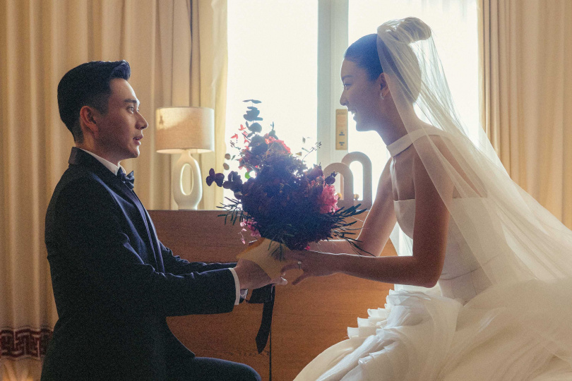 余香凝(右)在《雙囍》中正面陽光的形象圈粉無數。(圖/水花電影提供)