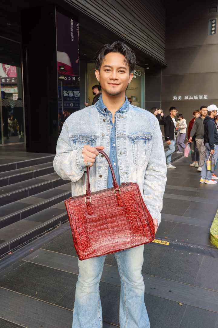 大Q秉洛收到貴婦粉絲送的精品包。（圖／众悅娛樂提供）