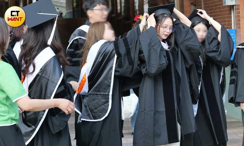 在典禮開始前，孫淑媚的同學熱心地在幫她戴帽子。（圖／本刊攝影組）