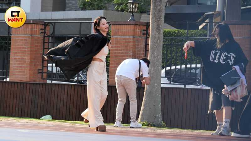 孫淑媚穿著白色小背心白長褲拍私服美照，還把碩士袍當作披風般帥氣搭在肩上。（圖／本刊攝影組）