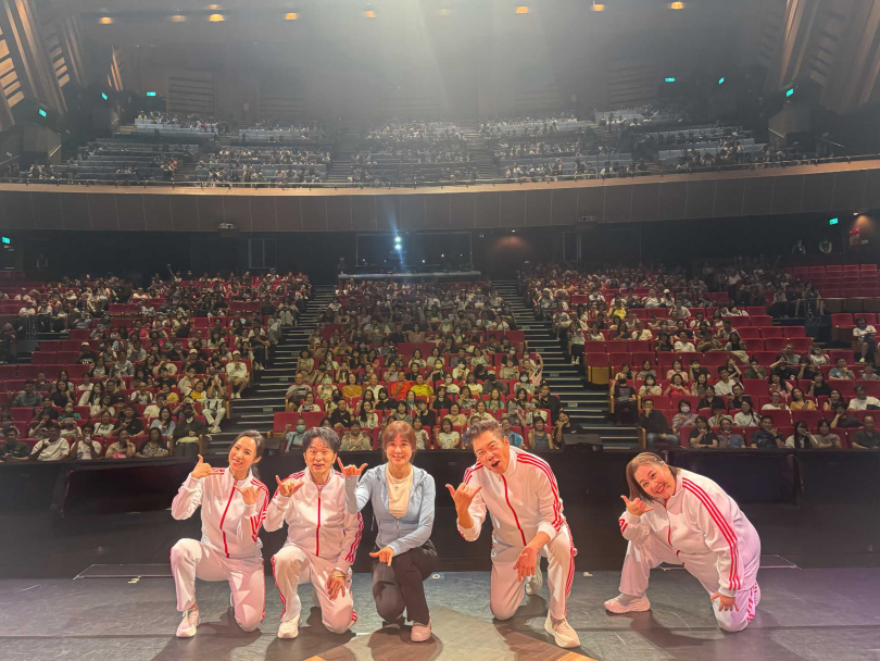 邱沁宜(中)首度擔任《英雄所賤略同》「巡演大賤客」,演出結束後與曾國城、唐從聖、鍾欣凌、康茵茵及滿場台中觀眾留下紀念合影,笑聲一路從台上延續到謝幕。(圖/英雄會文創劇團)
