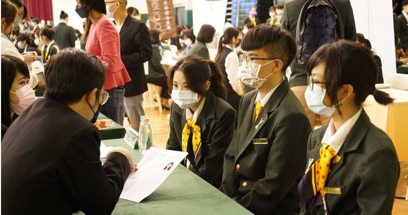 少子化加上就業趨勢改變，讓選讀餐旅的學生越來越少，業者坦言，以前是飯店挑實習生，現在是實習生挑飯店，而且比較嚮往國際五星飯店工作。（圖／翻攝高雄餐旅大學臉書）