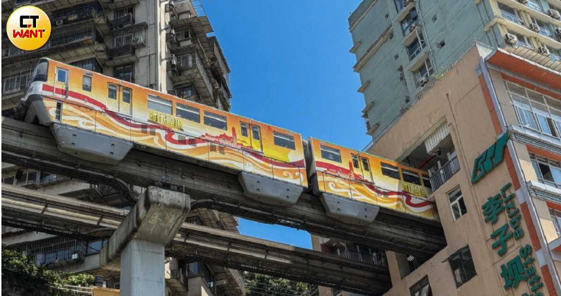 透過網路傳播,重慶軌道列車穿過住宅大樓的畫面,早已遠近馳名。(圖/王若攝)