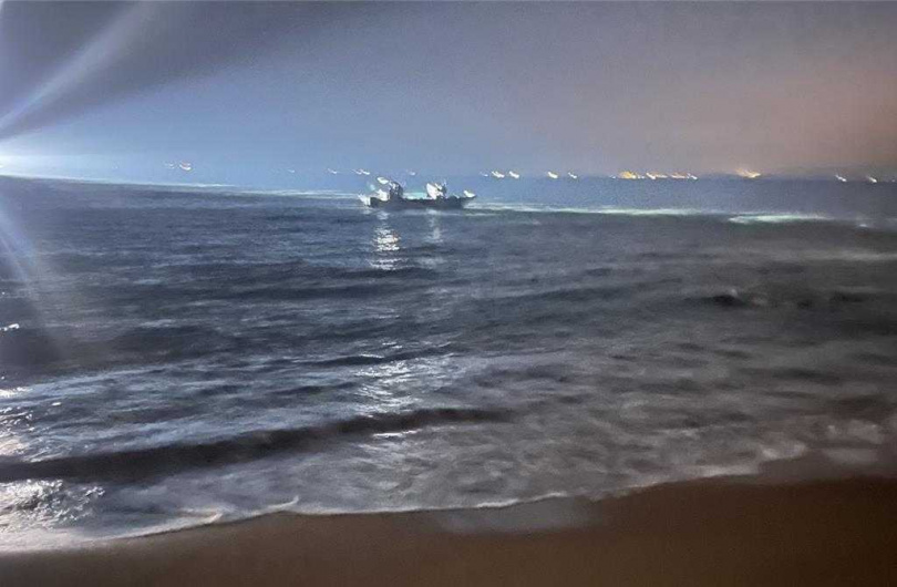 金門烈嶼沙溪堡附近海域今(13)日傍晚有民眾發現,一艘疑似大陸漁船「侵門踏戶」搶捕魚獲,距離岸邊最近處一度僅約10多公尺,甚至隨時可以「登陸」。(圖/民眾提供)