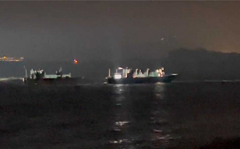 金門烈嶼沙溪堡附近海域今(13)日傍晚有民眾發現,一艘疑似大陸漁船「侵門踏戶」搶捕魚獲,距離岸邊最近處一度僅約10多公尺,甚至隨時可以「登陸」。(圖/民眾提供)