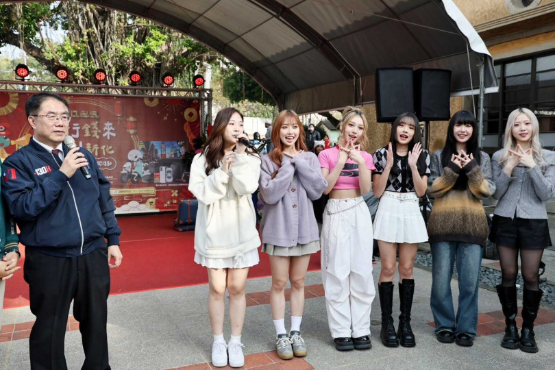 黃偉哲帶「紫月光」女團逛新化年貨大街   發一元福袋向民眾拜早年（圖／台南市政府）