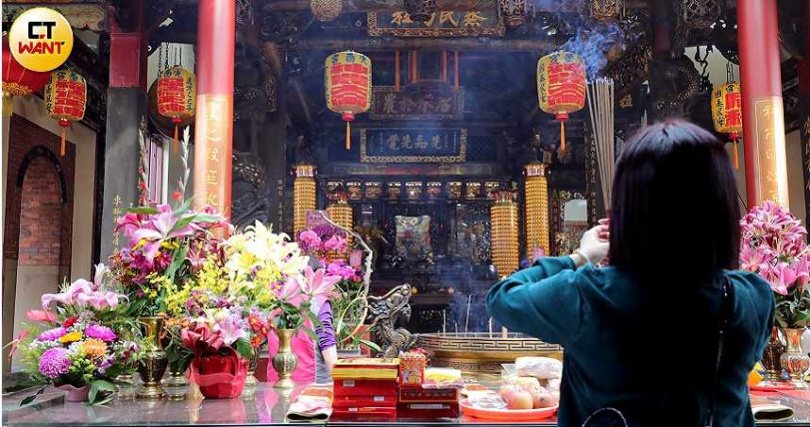 主祀神農大帝的先嗇宮建廟迄今已逾270年已被列入新北市定古蹟，除了是三重區歷史悠久的廟宇之外，也是當地的信仰中心，除了裊裊炊煙安定人心外，牌匾字裡行間也充滿文化底蘊。（圖／周志龍攝）