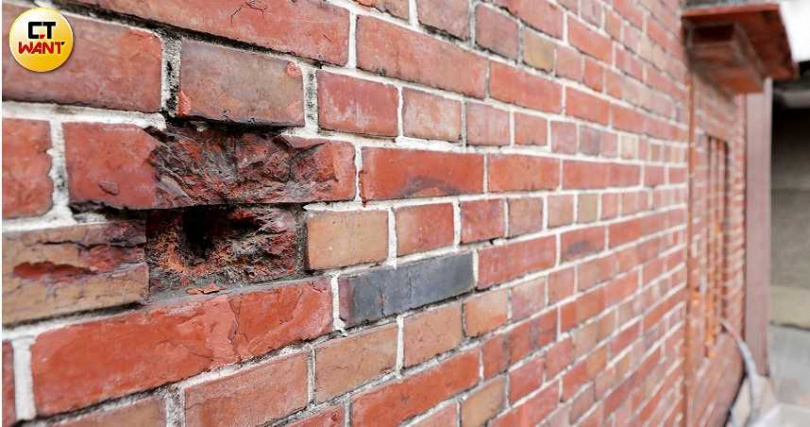 先嗇宮「龍側」圍牆外有著二戰時期美軍轟炸後牆面遭碎片刮削的痕跡，見證劃時代歷史，也提醒民眾和平的可貴。（圖／周志龍攝）