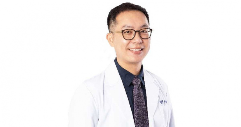 陳彥瑋醫師分享眼周老化的過程，並詳細解說5D亮睛術（圖／光澤診所提供）。