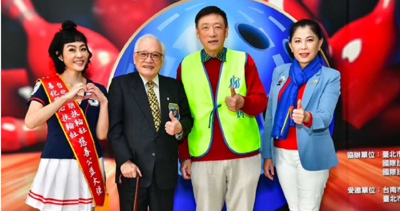 （左起）唐玲、扶輪社3521地區總監李博信、華朋扶輪社長金文徵及蘭心扶輪社長林玉環，期盼各界共同支持身心障人士。（圖／台北華朋扶輪社提供）