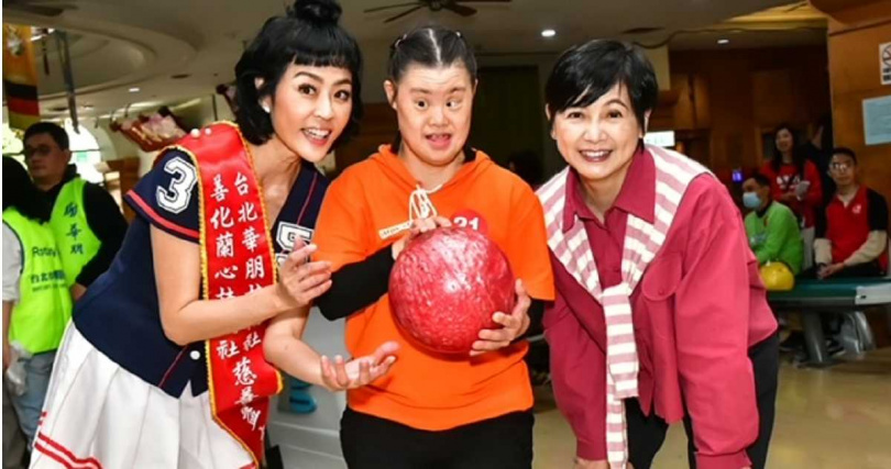 唐玲（左）及媒體人詹怡宜（右），陪同喜樂家族學員一起練球。（圖／台北華朋扶輪社提供）