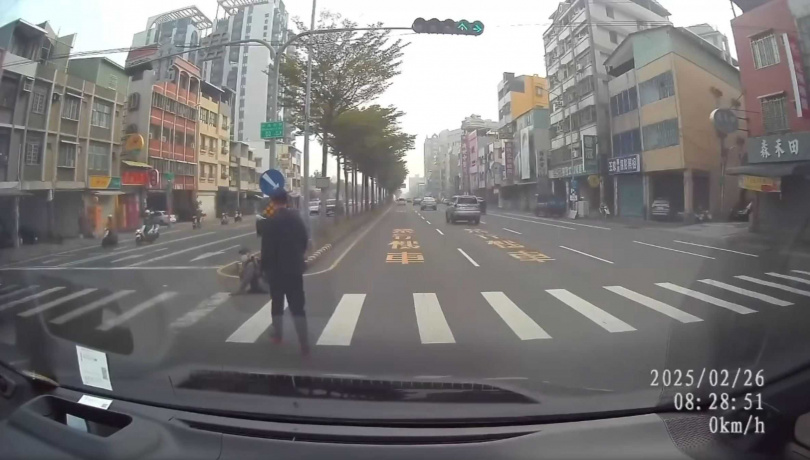 林智鴻下車協助。（圖／翻攝自林智鴻Threads）