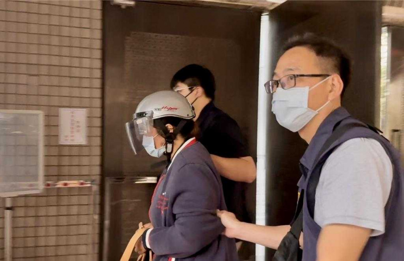 涉嫌殺害石姓婦人並協助棄屍的張男妻子，15日下午被移送高雄地檢署偵訊後也被檢方聲押，面對媒體提問不發一語。（圖／中國時報紀爰攝）
