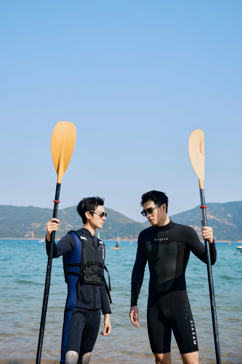 黃偉晉與彭千祐體驗獨木舟。（圖／源活國際娛樂提供）