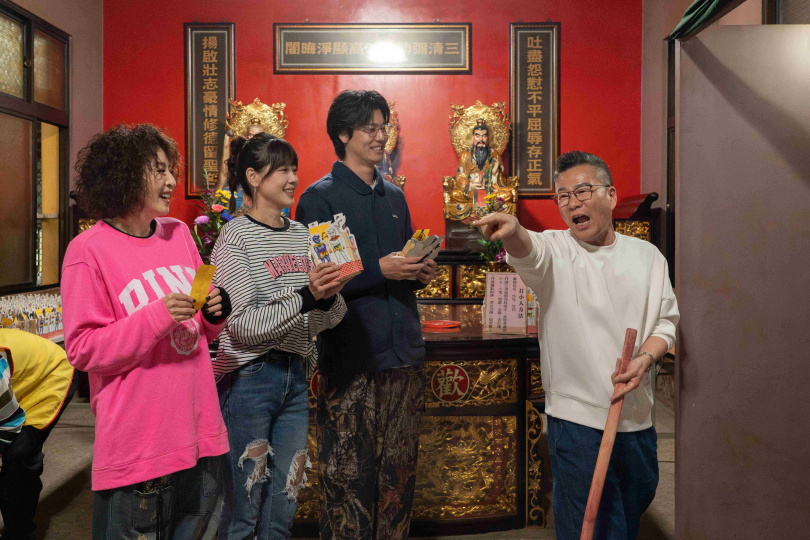 沈玉琳（右）安排棒打小人行程。（圖／東森提供）