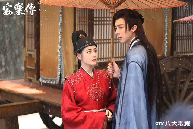 劉宇寧（右）在劇中對迪麗熱巴默默守護。（圖／八大電視提供）