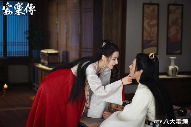 迪麗熱巴與龔俊在劇中甜蜜互動。（圖／八大電視提供）