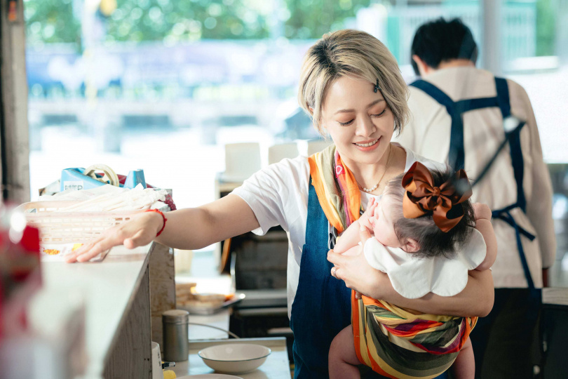 「鐵肺公主」戴愛玲以自己的名字「愛玲」諧音，唱出新歌〈愛人啊〉。（圖／華納音樂提供）