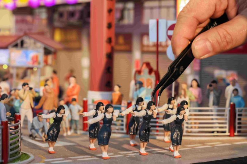 微型展還原日本舞團Avantgardey在廟街表演的場景。（圖／快樂微型藝術會提供）