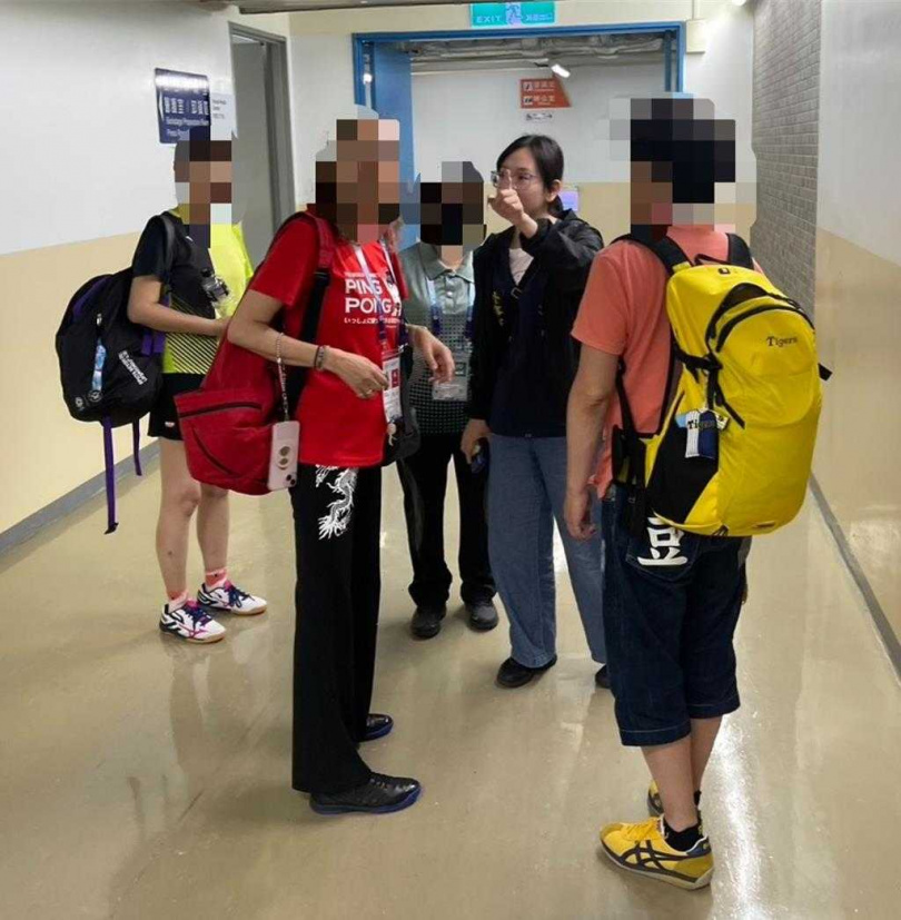 防治組外事警員王育如(右2)協助日本籍選手們,翻譯檢錄流程。(圖/新北市新莊警分局)