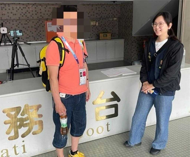 防治組外事警員王育如(右)協助日本籍選手(左)完成檢錄。(圖/新北市新莊警分局)