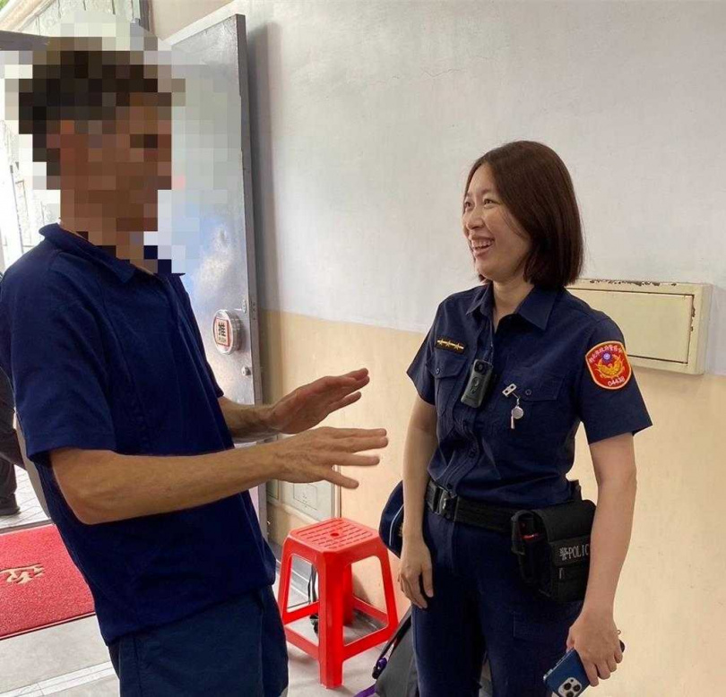 警員陳宇彤(右)在桌球場館協助紐西蘭籍選手(左)。(圖/新北市新莊警分局)