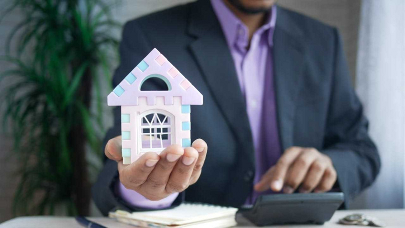 原PO表示原本已經和建商談定以總價2500萬元交易，沒想到建商之後又提出「總價調升至2600萬元，之後再折抵100萬裝潢費」的操作方式，他不確定是否會有問題。（示意圖／取自Pexels）