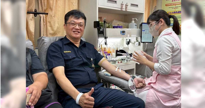 台中市太平警分局15日也警辦捐血活動，號召警察、警友一起挽袖捐熱血。（圖／中時記者馮惠宜攝）