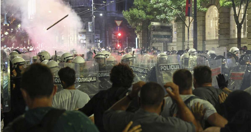 數以萬計的群眾湧入塞爾維亞首都抗議，現場爆發警民衝突。（圖／達志／美聯社）