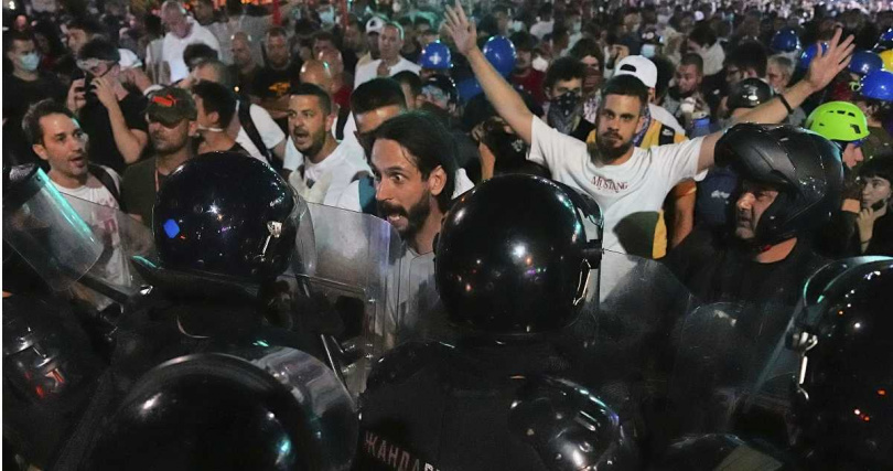 塞爾維亞爆發大規模「反政府」示威潮，數萬民眾走上街頭抗議，要求提前舉行總統大選，終止總統武契奇長達12年的統治政權，不過武契奇已明確拒絕這項訴求。（圖／達志／美聯社）