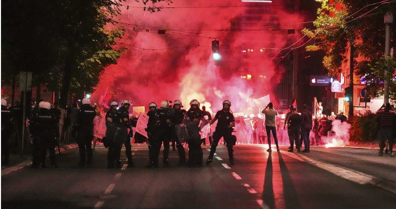 警方出動催淚瓦斯及閃光彈鎮壓，並逮捕數十名抗議民眾。（圖／達志／美聯社）