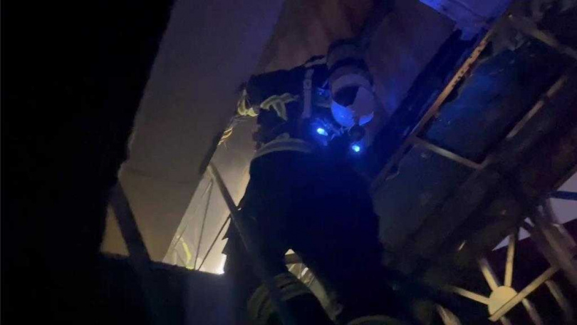 嘉義市芳興街今天傍晚發生連棟透天厝民宅失火，消防員搜救受困民眾。（圖／民眾提供）