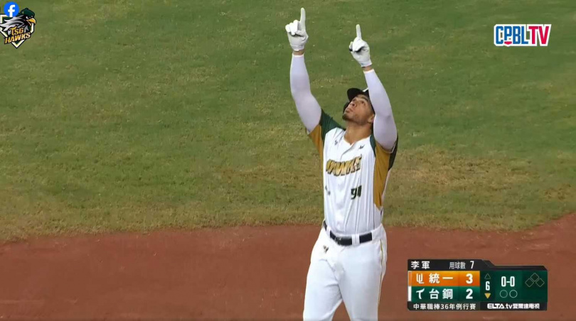 魔鷹擊出全壘打後，繞壘時雙手指天，向天上的摯愛致敬，場面讓球迷動容。（圖／翻攝自台鋼雄鷹臉書）