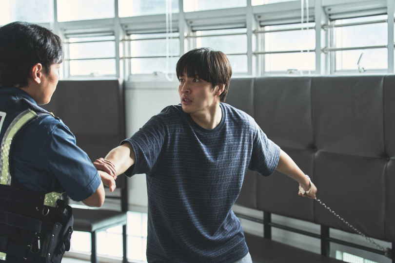 《牆外之音》姜河那因噪音問題,無故被鄰居指控,遭遇一連串荒唐事件。(圖/Netflix提供)